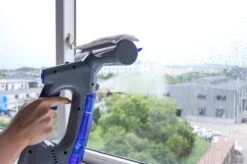 Swiss Pro+ Ruitenreiniger 3 In 1 WV 2 Blue Edition Window Vac - Ca. 120 M² - Waterzuiger - Incl. Smalle Zuigmond - Oplaadbaar - Raamwisser - Streeploos - Clicksystem - 2 Microvezeldoekjes - Met Sprayfunctie - Low Noise - Hepafilter -Schoonmaakproducten 1200x799 2