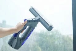 Swiss Pro+ Ruitenreiniger 3 In 1 WV 2 Blue Edition Window Vac - Ca. 120 M² - Waterzuiger - Incl. Smalle Zuigmond - Oplaadbaar - Raamwisser - Streeploos - Clicksystem - 2 Microvezeldoekjes - Met Sprayfunctie - Low Noise - Hepafilter -Schoonmaakproducten 1200x799