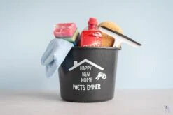ByMi| Poetsemmer Happy New Home | Cadeautje Huis |Housewarming |Nieuwe Woning | Gepersonaliseerd -Schoonmaakproducten 1200x800 1