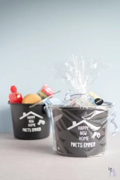 ByMi| Poetsemmer Happy New Home | Cadeautje Huis |Housewarming |Nieuwe Woning | Gepersonaliseerd -Schoonmaakproducten 801x1200